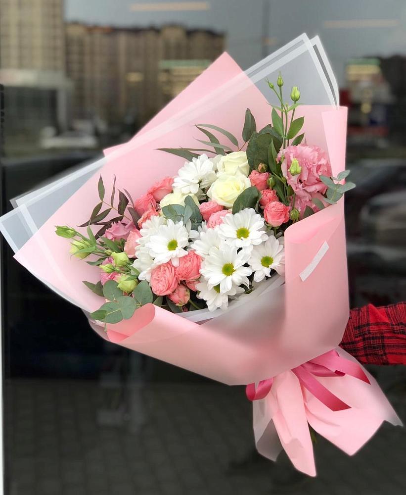 Букет нежный в городе Осинники Букет цветов из: Розы, Лизиантусы и Хризантемы в городе Осинники